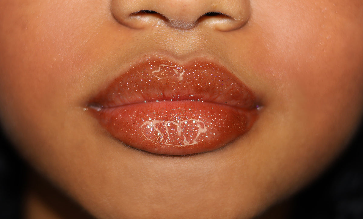 lip oil chocolate: gold glitter meets cocoa magic