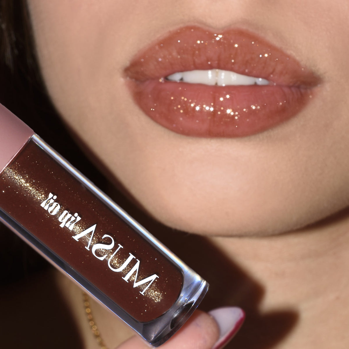 Lips with brown lip oil and gold glitter.#color_chocolate