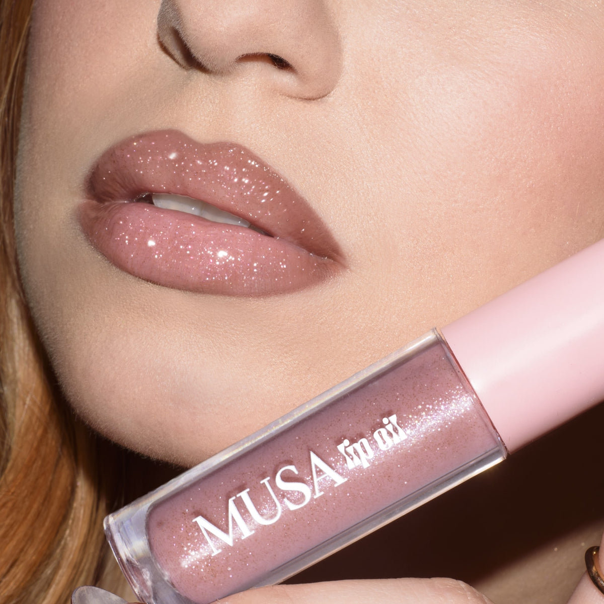 Lips with pink lip oil and silver glitter.#color_gingerbread